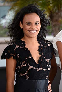 How tall is Miranda Tapsell?